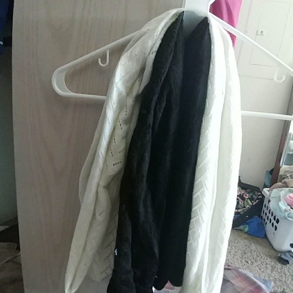 2 scarfs